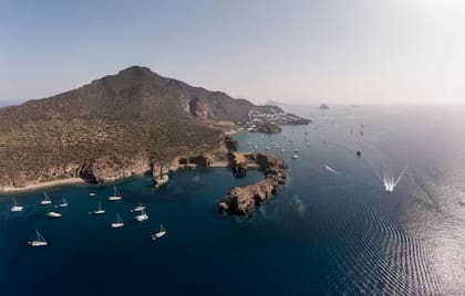 Según The Times, el rodaje también tuvo lugar en las Islas Eolias , incluidas Basiluzzo, Lipari y Vulcano