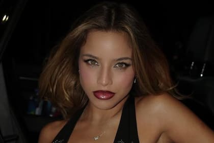 Según trascendió, el look que llevó Emilia Mernes a la fiesta de la selección argentina de 2023 habría enfurecido a las esposas y novias de los campeones del mundo (Foto: Instagram @emiliamernes)