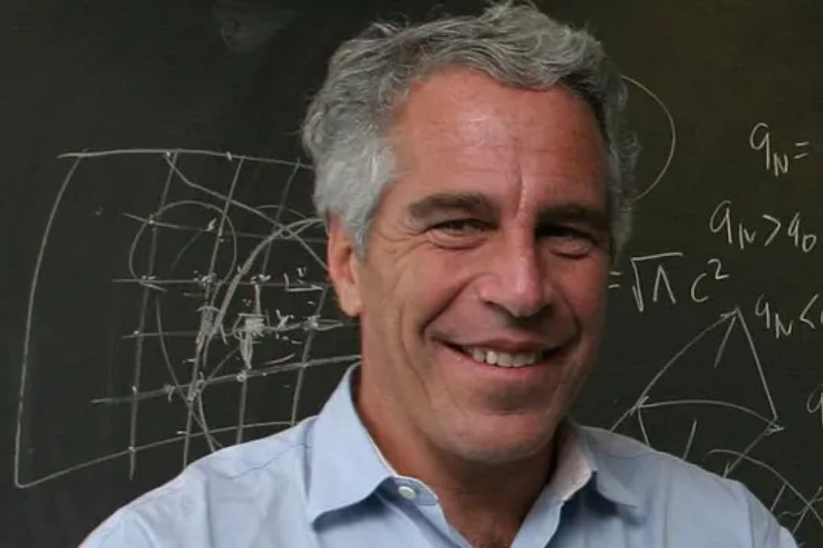 Según trascendió, la mujer de Jeffrey Epstein se mostró interesada por reclutar a Paris Hilton el mismo día que la conoció