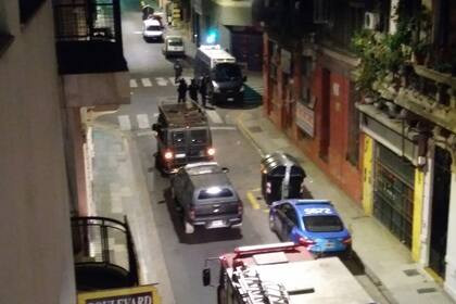 Según trascendió se trata de un militar ucraniano retirado que estaría atrincherado en el baño de su casa, en Venezuela al 800