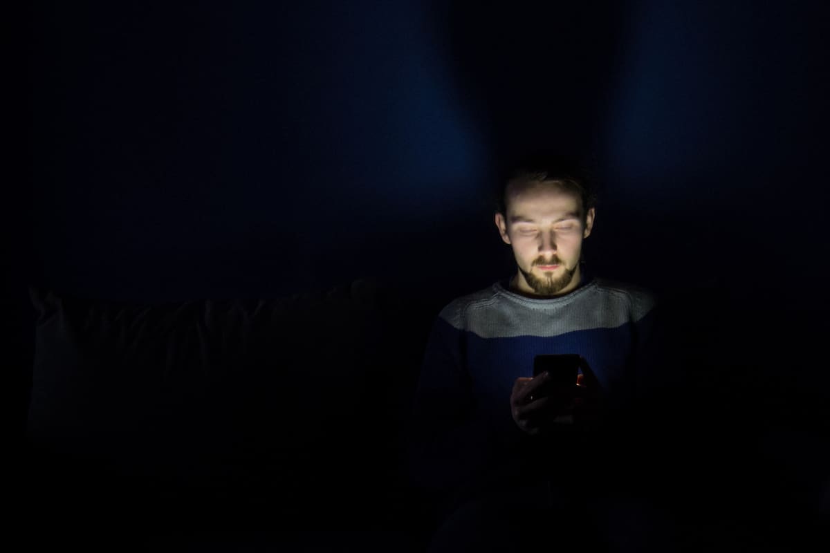 Según un estudio de Deloitte, lo primero que hace el 28 por ciento de los argentinos al levantarse es mirar el celular