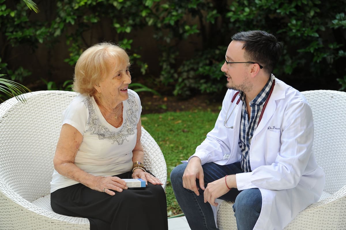 Según un estudio, el 42% de los que superan los 65 y van con recetas a la farmacia usan entre 5 y 15 fármacos por mes; advierten que eso puede causar más daños que beneficios