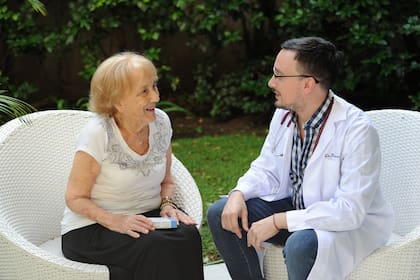 Según un estudio, el 42% de los que superan los 65 y van con recetas a la farmacia usan entre 5 y 15 fármacos por mes; advierten que eso puede causar más daños que beneficios