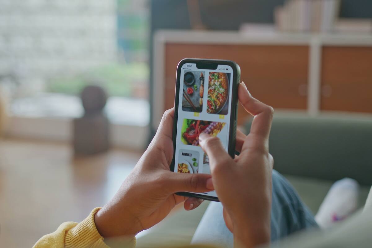 Según un estudio, pedir comida con una app o pantalla, en vez de usar un menú de papel, hace que gastemos más y elijamos platos menos saludables