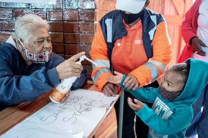 El principal foco de contagios entre los niños es el grupo familiar y no la escuela