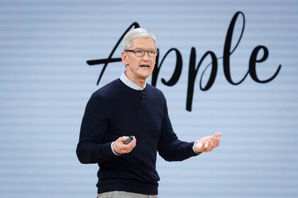 Según un funcionario de Trump, Tim Cook planea usar brazos robóticos para fabricar iPhones en EE.UU.