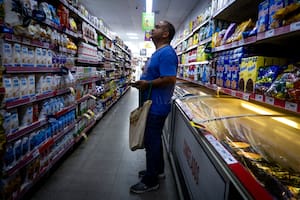 Según un informe de la Cámara Argentina de Comercio y Servicios (CAC), el consumo de los hogares cayó en noviembre.