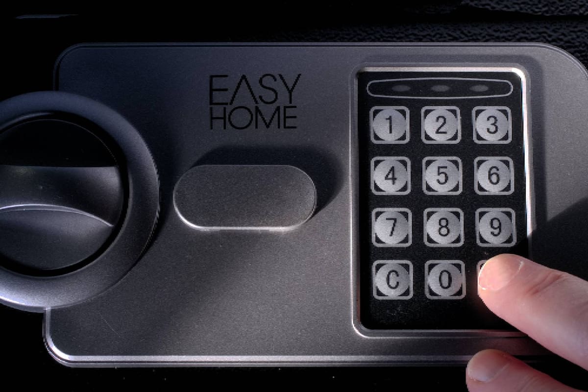 Según un tiktoker, las cajas fuertes de los hoteles no son seguras