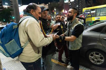 El Turquito (32) repartiendo una porción de comida durante una de las recorridas nocturnas de los Bearded Villains Argentina