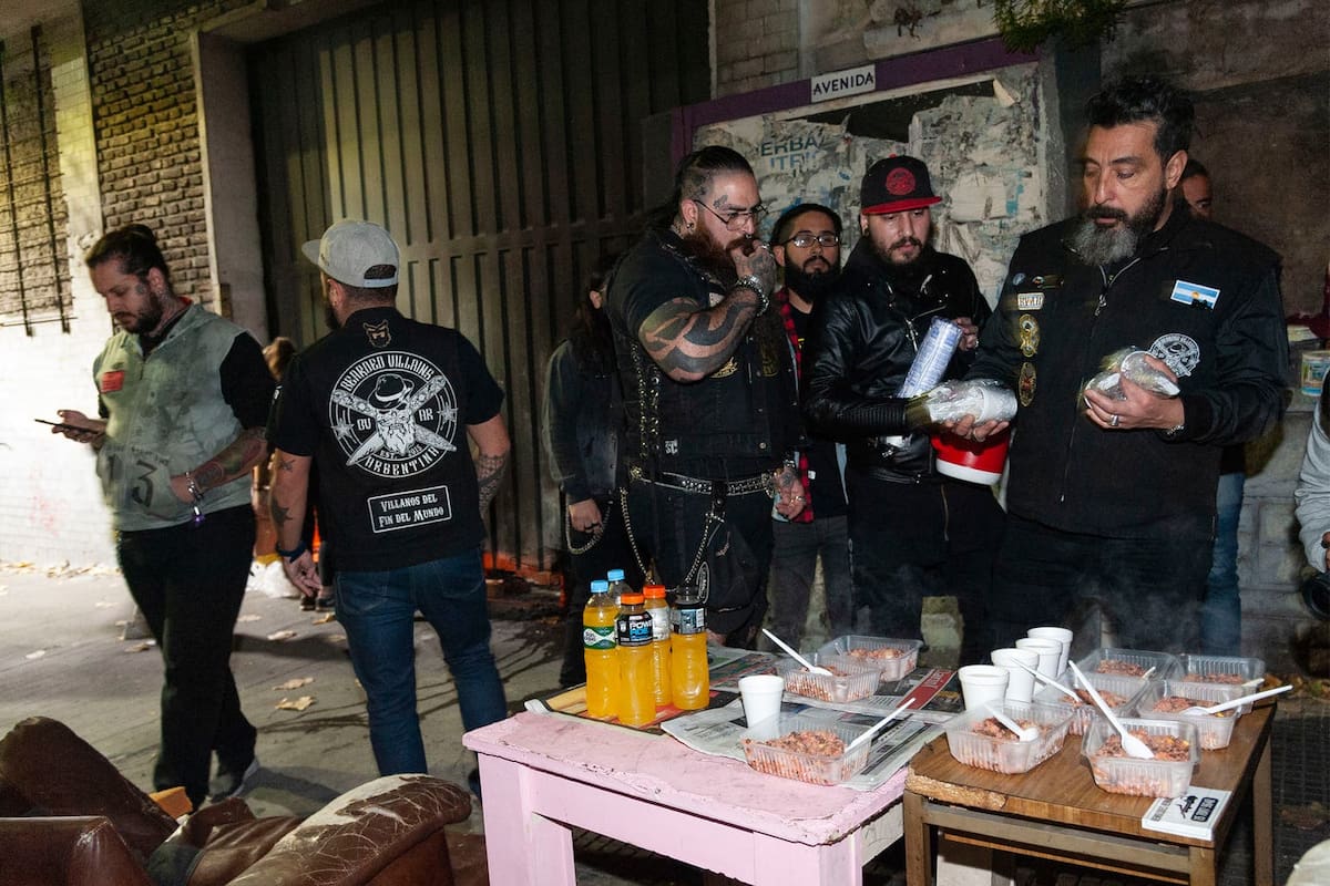 Según una encuesta de la consultora Voices! en 2019 se superó el pico histórico del 2002; aunque los jóvenes siguen siendo los que más colaboran, los hombres adquirieron un mayor protagonismo. Un ejemplo es el caso de los Bearded Villains Argentina