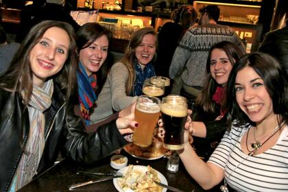 Según una encuesta, el 67% suele relacionarse fuera del horario laboral