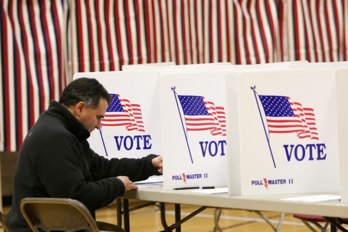 Según una encuesta, las acciones de deportación masiva alejan a los votantes independientes, a los jóvenes y a los conservadores moderados en zonas ganadas por la administración Trump en 2024