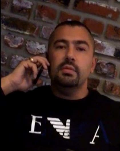 Según una fotografía obtenida de documentos judiciales suecos, Rawa Majid, también conocido como el Zorro Kurdo, está dirigiendo gran parte de la violencia en Suecia desde Turquía.