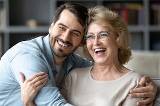 Según los psicólogos, el cuidado de los padres mayores no siempre refleja afecto sino viejos intentos de validación familiar