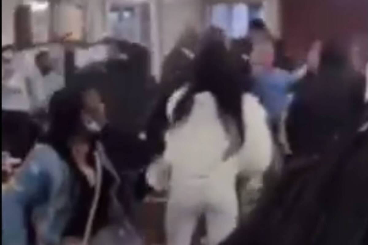 Según uno de los testigos, uno de los comensales quiso adelantarse en la fila y ante la escasez de comida se desató la pelea entre dos familias.