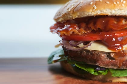 Según YouGov, la hamburguesa con queso ocupa el sexto lugar entre los platos más destacados de Estados Unidos