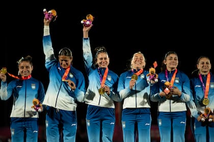 Segunda desde la izquierda, Sofía admira la primera medalla dorada conquistada por el seleccionado femenino en los Suramericanos