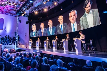 Antes de las elecciones generales, los candidatos a presidente deben participar del debate en dos oportunidades