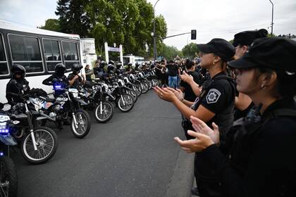 Segundo dia de protestas de policías frente a la jefatura de Rosario por bajos salarios y condiciones laborales