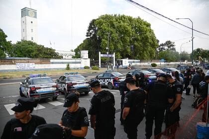 Segundo dia de protestas de policías frente a la jefatura de Rosario por bajos salarios y condiciones laborales