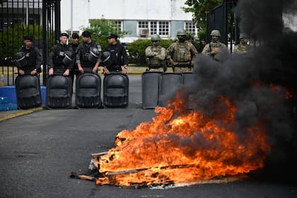 Segundo día de protestas de policías frente a la Jefatura de Rosario