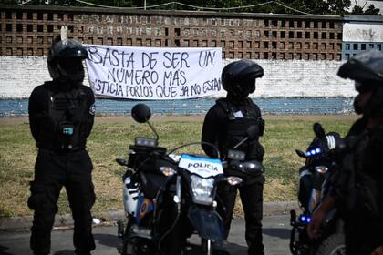 Segundo dia de protestas de policías frente a la jefatura de Rosario por bajos salarios y condiciones laborales