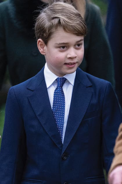 Segundo en la línea sucesoria, el príncipe George será paje de honor de
su abuelo, algo inédito. La razón por la que la princesa Charlotte y el príncipe Louis no participarán de la ceremonia es de índole práctica. Con 7 y 4 años, sus padres consideran que aún son chicos para hacerlo. Los hermanos menores de George verán la ceremonia junto a sus padres y, al cabo del servicio, participarán de la procesión hasta el Palacio de Buckingham.