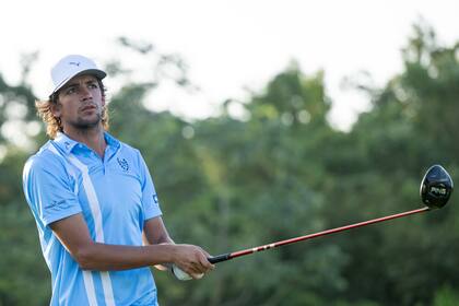 Segundo Oliva Pinto observa la trayectoria de su golpe en la salida del hoyo 11, el martes en las prácticas del Latin America Amateur Championship en Santa María Golf Club, en Panamá.
