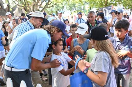 Segundo Oliva Pinto se dio un tiempo para compartir con la gente, después de otra gran vuelta: 64 golpes (-6) y a cuatro golpes de los líderes