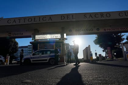Seguridad en los alrededores del Policlínico Agostino Gemelli de Roma donde será operado el Papa