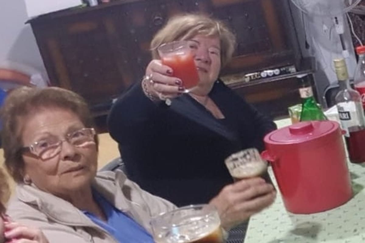 Seis abuelas organizaron un pijama party y se divirtieron tomando Campari y Fernet.
