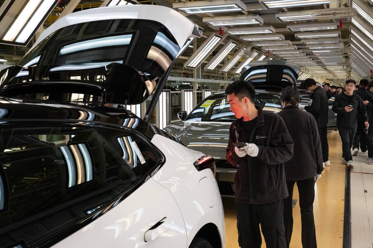 Seis claves para entender cómo China se convirtió en líder mundial de la fabricación de autos y paneles solares