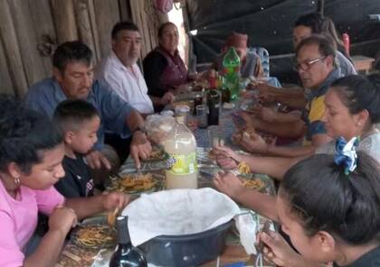 Seis de los siete detenidos rodean a Loan en la imagen del último almuerzo en la casa de la abuela Catalina