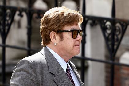 Seis demandantes, encabezados por el príncipe Harry, el cantante Elton John y la actriz Liz Hurley, aseguran que el Daily Mail utilizó a detectives para escuchar sus conversaciones, ya sea en sus autos o en sus domicilios