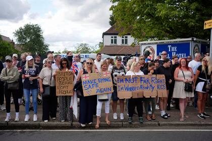 Seis detenidos en Reino Unido tras protesta en hotel que alberga a solicitantes de asilo