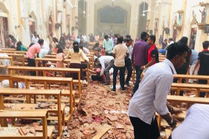Seis explosiones casi simultáneas en tres hoteles de lujo y tres iglesias de Sri Lanka dejaron cientos de muertos y heridos este domingo de Pascua