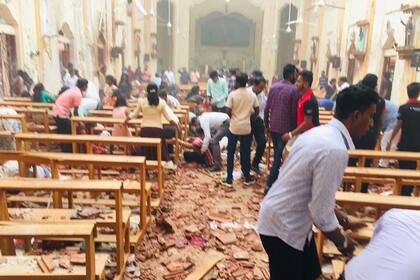 Seis explosiones casi simultáneas en tres hoteles de lujo y tres iglesias de Sri Lanka dejaron cientos de muertos y heridos este domingo de Pascua
