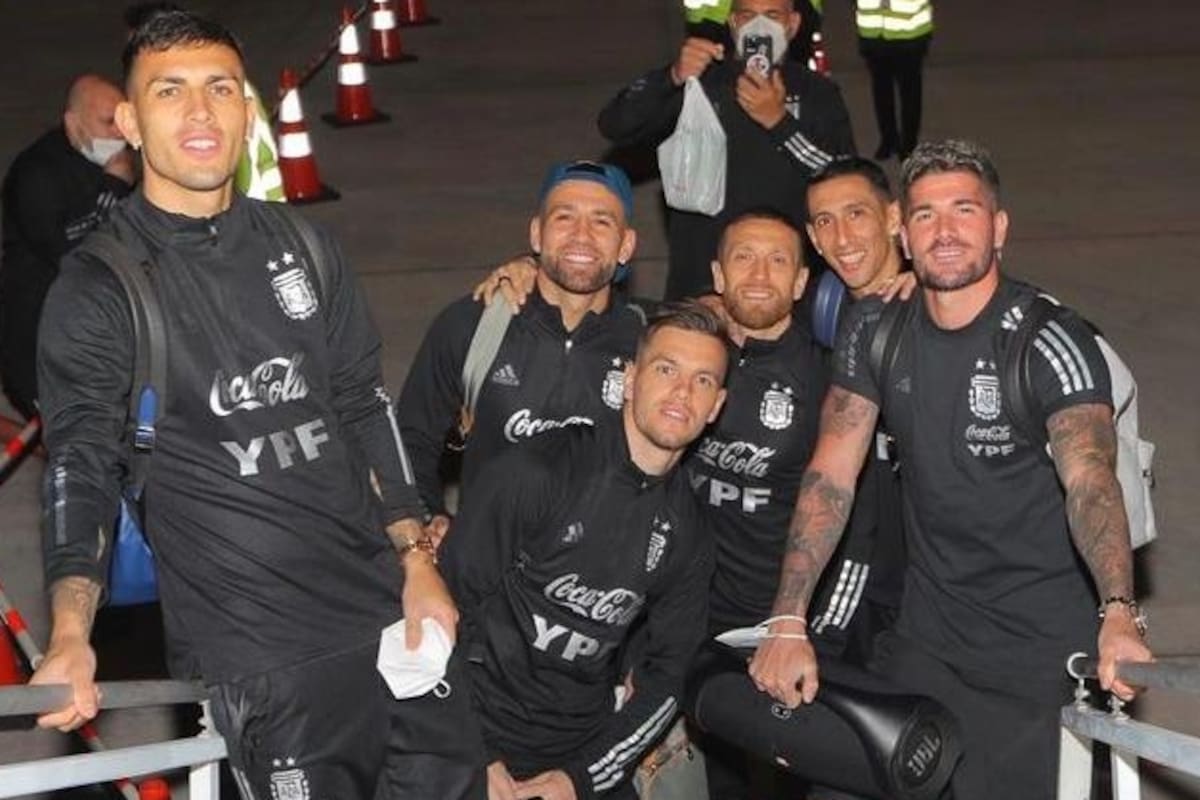 Seis futbolistas del seleccionado en el regreso desde Chile, de ellos, Leandro Paredes, Nicolás Otamendi y Rodrigo De Paul quedaron suspendidos para el choque con Colombia y "Papu" Gómez tiene maltrecho un tobillo; Giovani Lo Celso y el capitán Ángel Di María están disponibles.