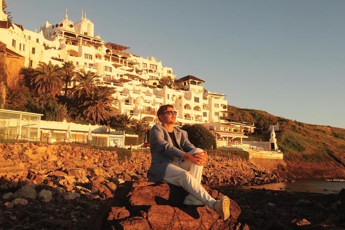 Seis meses al año, “Mulu”,
como le dicen sus íntimos, vive
en Uruguay donde también
trabaja como vendedor en la
inmobiliaria de su tía paterna,
Beba Páez. El resto de su
tiempo está en Argentina,
donde le pone pilas a su carrera
de actor y les da forma a sus
propias producciones.