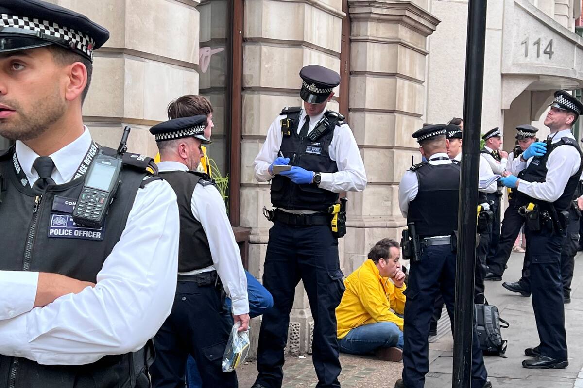 Seis miembros de Republic fueron arrestados, incluido el director ejecutivo, cuando la manifestación comenzaba en el borde de Trafalgar Square; entre ellos se encontraba el líder republicano Graham Smith