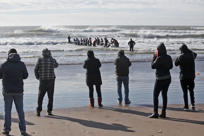 Muchos se acercaron a la playa para ver el rescate