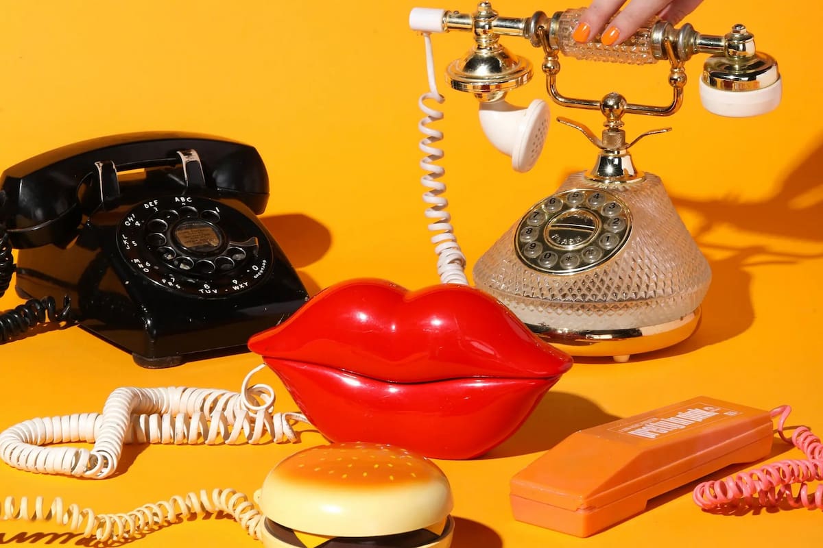 Seis teléfonos fijos propiedad de Chanell Karr, incluyendo un modelo alámbrico naranja y teléfonos en forma de labios y de una hamburguesa con queso, en Covington, Kentucky