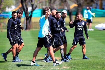 Papu Gómez, con sus compañeros de la selección argentina.