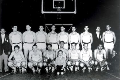 El seleccionado argentino de básquetbol campeón del primer mundial de FIBA; como local, en 1950, se impuso a Estados Unidos por 64-50 en la final, efectuada en el Luna Park.