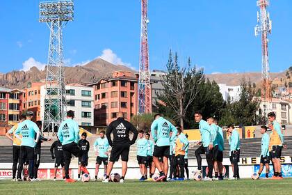 Habla Scaloni y escuchan los jugadores a 3650 metros sobre el nivel el mar, con el entorno de las montañas que completan la postal de La Paz