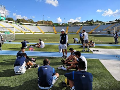 Selección de Guatemala durante entrenamiento en estadio Cementos Progreso (X/ @fedefut_oficial)