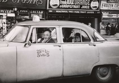 Selección Jeff L. Rosenheim:Taxista al volante con dos pasajeros, Ciudad de Nueva York. 1956 © The Estate of Diane Arbus, LLC.