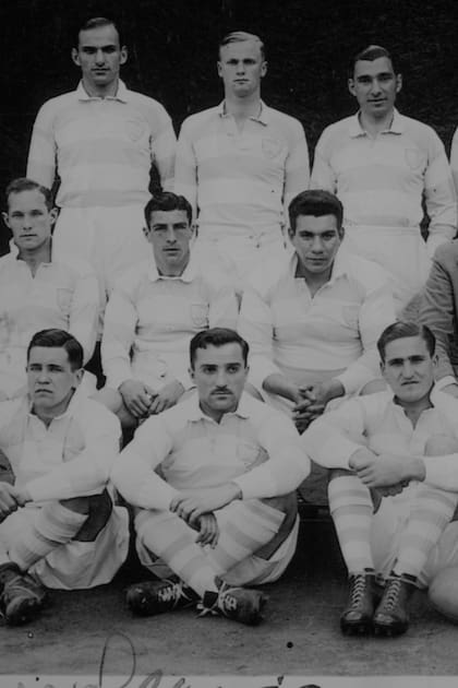 Seleccionado nacional de rugby, de 1936. Abajo, primero a la izquierda, aparece Noel Wilson Cooper. En la segunda fila, primero contando desde la izquierda, está Leonard Gavan Hughes.