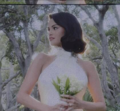 Selena Gómez con el ramo de Sophia Bunge