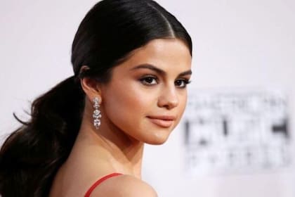 Selena Gómez elige la raya al medio y la colita como look de temporada